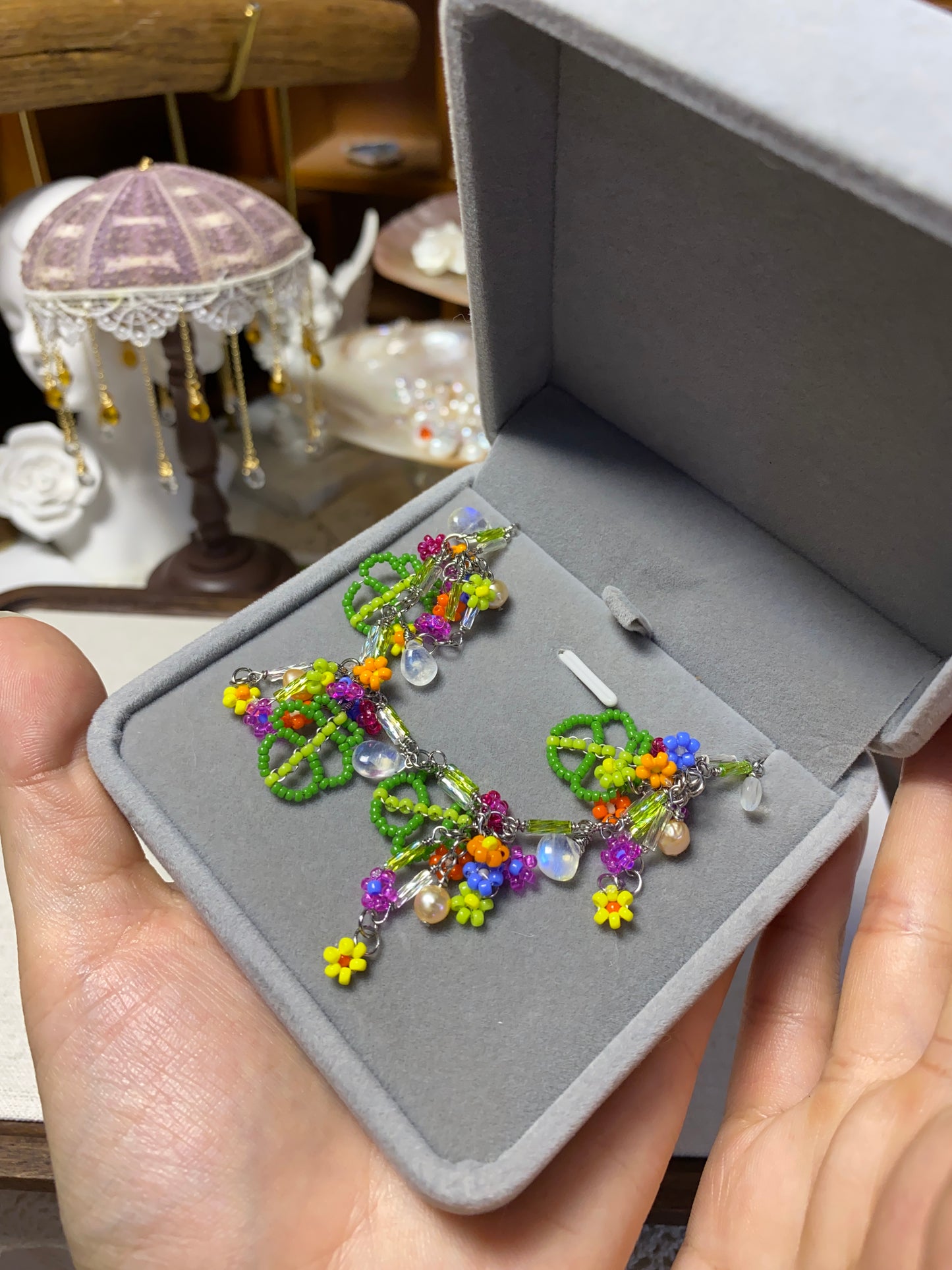 Nature-inspired spring bracelet featuring bright daisy flowers 🌼, pearls 🤍, and crystal moonstones 🌙