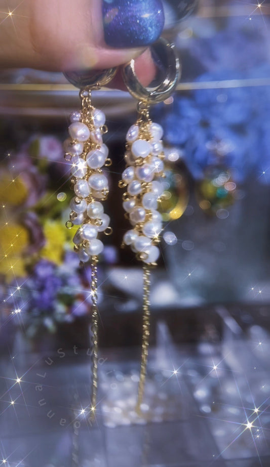 Close-up of handmade wheat-inspired pearl earrings featuring natural 3-4mm freshwater pearls wire-wrapped into a delicate wheat design, accented with 18K gold-plated copper components. Total length 10cm, with a 1.5cm gold hoop.